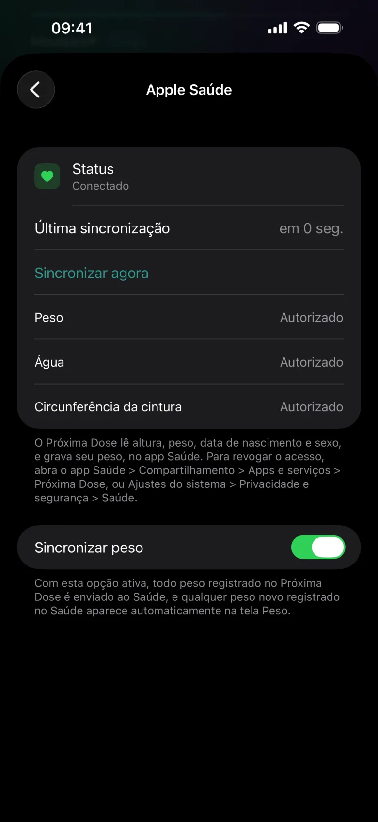 Tela Apple Saúde com o status Conectado, peso, água e circunferência da cintura autorizados e a opção Sincronizar peso